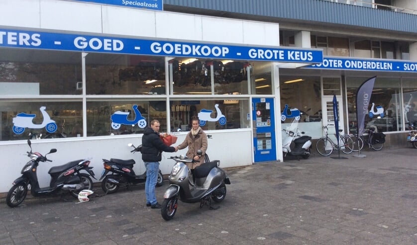 Maxime van Stekelenburg (rechts) krijgt van medewerker Yorick de sleuteltjes van de Turbho RM50 overhandigd.
