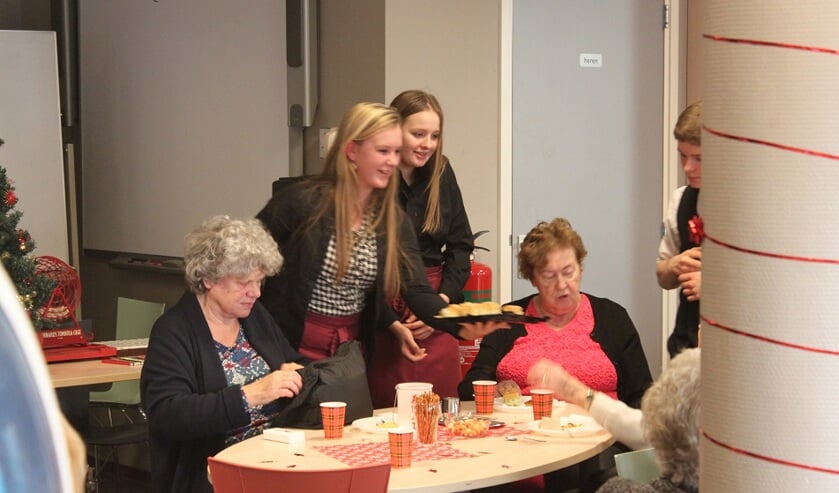Een aantal van de VMBO-leerlingen aan het serveren tijdens de Kerstborrel.
