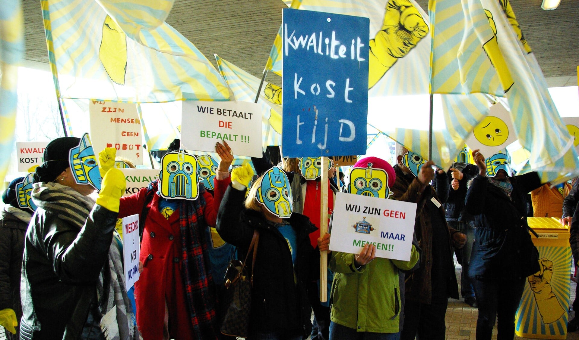 Onder aanvoering van FNV Schoonmaak kwamen schoonmakers van de TU Delft en sympathisanten donderdagmiddag in actie. Het protest begon voor de ingang van de aula. (foto: Jesper Neeleman)