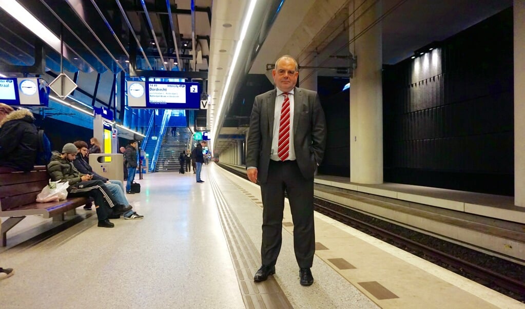 Wethouder Lennart Harpe op perron 2 van station Delft Centraal, met rechts het ‘tussenschot’ waarachter het nu nog loze  tunneldeel ligt waarin het nieuwe dubbelspoor met de perrons 3 en 4 komen. (foto: Henk de Kat)