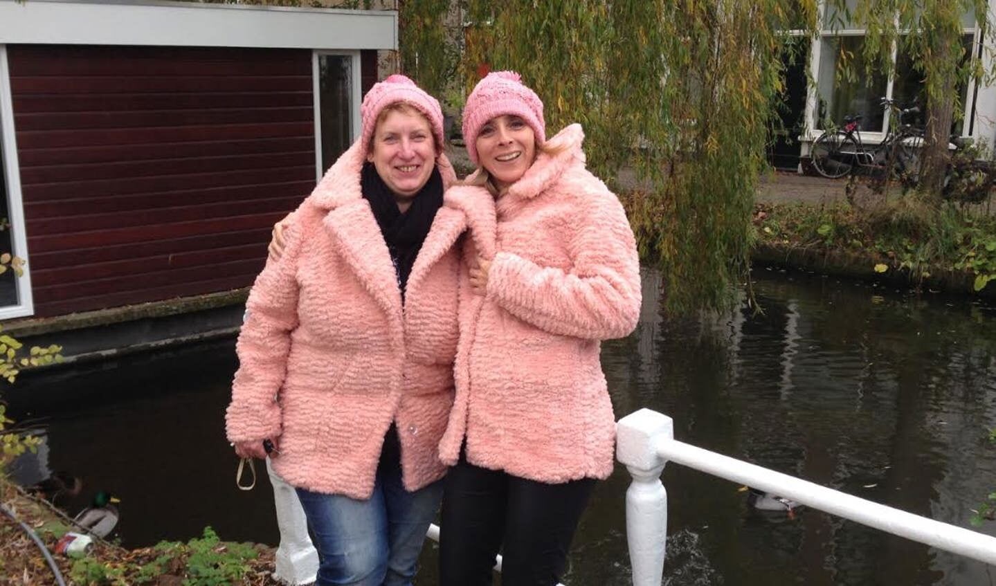 Linda Brom (rechts) van ZorgMies geeft morgen 'free hugs'.