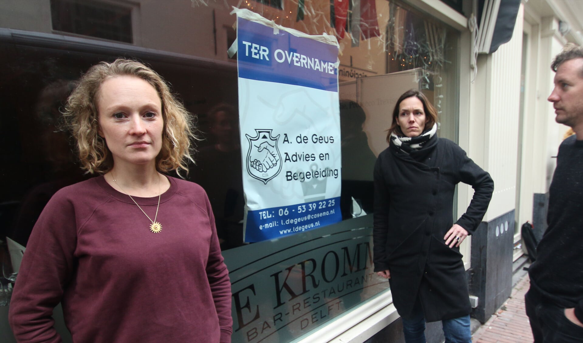 Volgens Nina Voets (links) en Cas Marks (rechts) van Club Ciccionina is de verloedering van de Kromstraat in aantocht. Restaurant De Kromme kon de hoge huur niet meer betalen en ging failliet. Centraal: Fennie Kostense van Steck. 