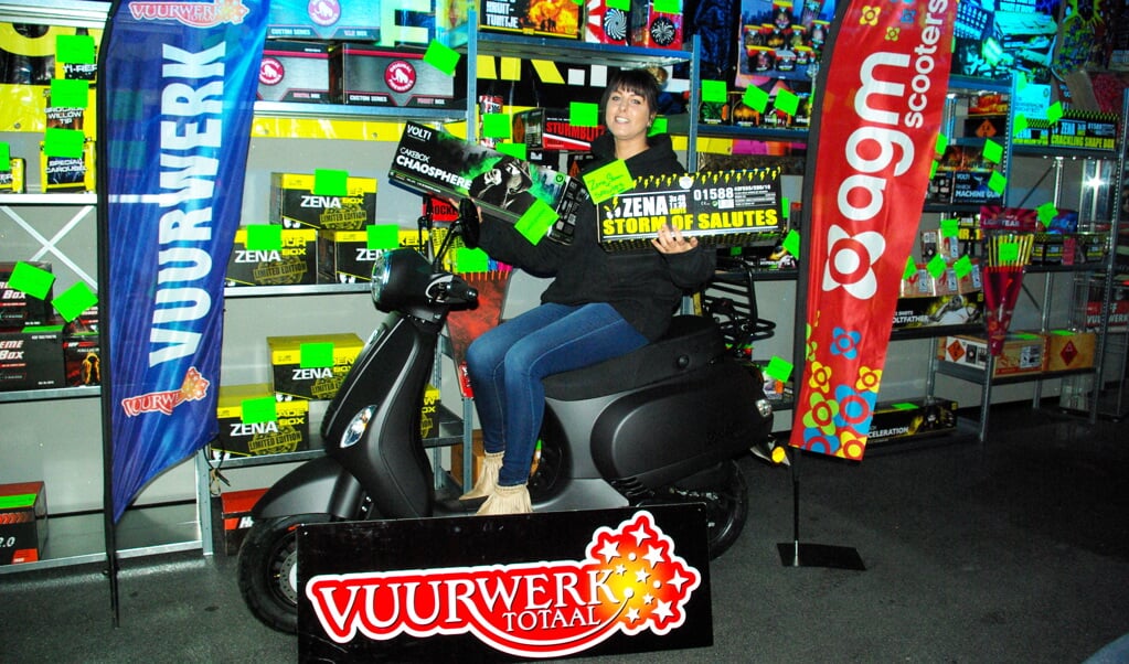 Angela van Zena Vuurwerk op de AGM VX50 van Scootershop Delft, die klanten van Zena Vuurwerk dit jaar kunnen winnen. 