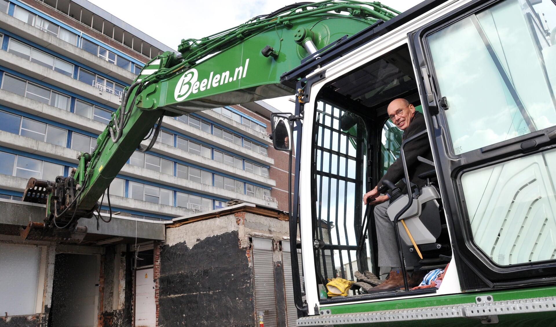 Cees van der Zanden, de projectdirecteur nieuwbouw van Reinier de Graaf, begint met zichtbaar plezier aan de sloop van de oudbouw van het ziekenhuis. (foto: Fred Nijs) 