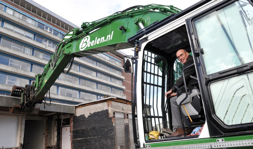 Cees van der Zanden, de projectdirecteur nieuwbouw van Reinier de Graaf, begint met zichtbaar plezier aan de sloop van de oudbouw van het ziekenhuis. (foto: Fred Nijs)