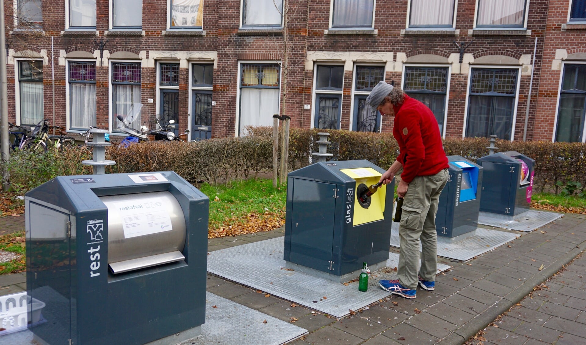 In de Havenstraat in de wijk Hof van Delft bevindt zich al een rij ondergrondse bakken voor allerlei soorten afval: het nieuwe idee van ‘omgekeerd inzamelen’. (foto: Henk de Kat) 
