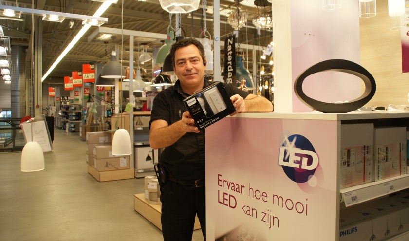 Bouwmarktmanager Danny Snaauw toont de Philips Hue, het nieuwste sfeerproduct in het assortiment LED-verlichting.