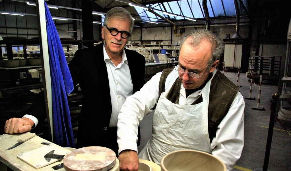 Henk Schouten (links) en één van de schilders van De Porceleyne Fles. ‘Het echte ambacht van het maken van Delfts blauw, wat we hier zeven dagen per week met veel plezier en liefde laten zien, mag niet veranderen’, zegt hij. 