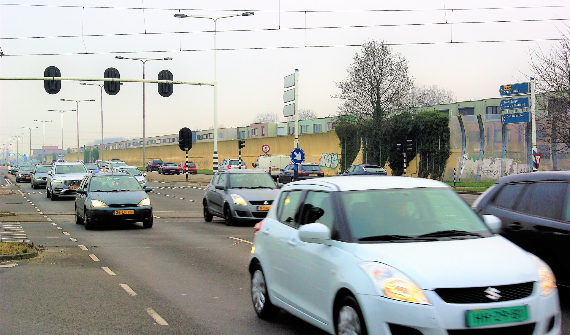 Veel automobilisten merkten afgelopen jaar al dat het steeds drukker wordt op de Kruithuisweg (N470). Die conclusie trekt Rijkswaterstaat nu ook. (foto: Jesper Neeleman)