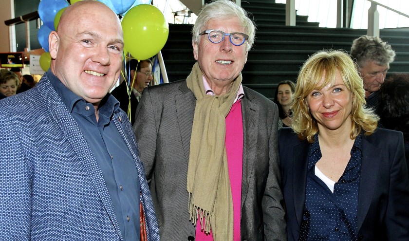 Zo zweef je in een ruimteschip door de ruimte en zo sta je op Delfts grondgebied naast de lokale nachtburgemeester, Leo Quack. André Kuipers (links) kwam met Claudia de Breij naar Delft voor de première van André het Astronautje.