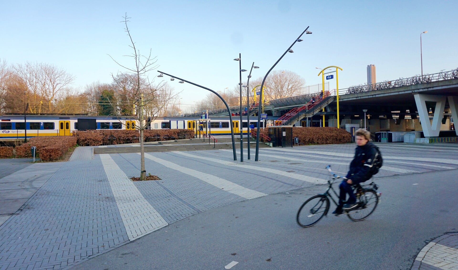 Aanblik van treinhalte Delft Zuid nu. Maar het station wordt eens zo breed, met vier perrons, en  daaronder komt een fiets- en looptunnel voor betere toegang. (foto: Henk de Kat)