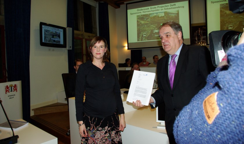 Burgemeester Bas Verkerk (rechts) ontving het eerste exemplaar van het onderzoek naar de financiële malaise waarin Delft verzeild is geraakt. Links Lieke van Rossum, voorzitter van de onderzoekscommissie.