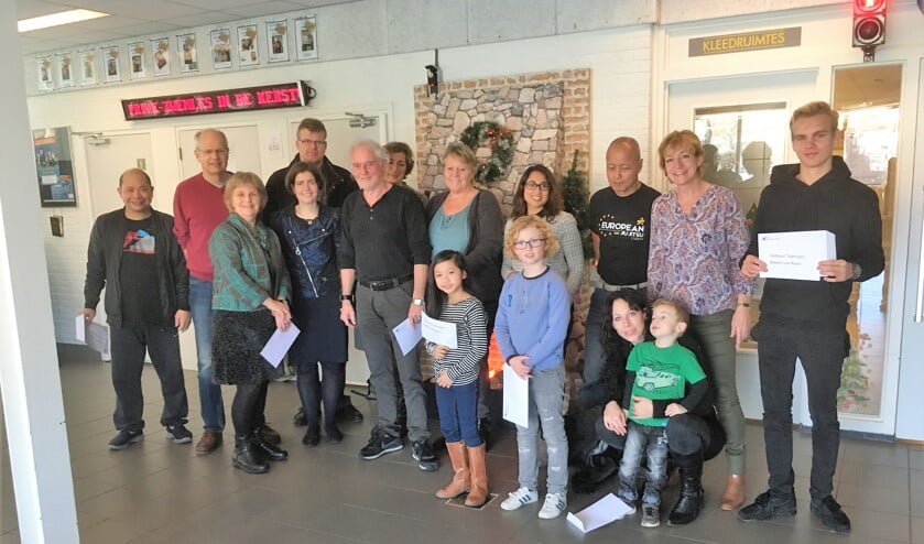 De winnaars van de loterij kregen dinsdag hun prijs en mochten meteen even op de foto.