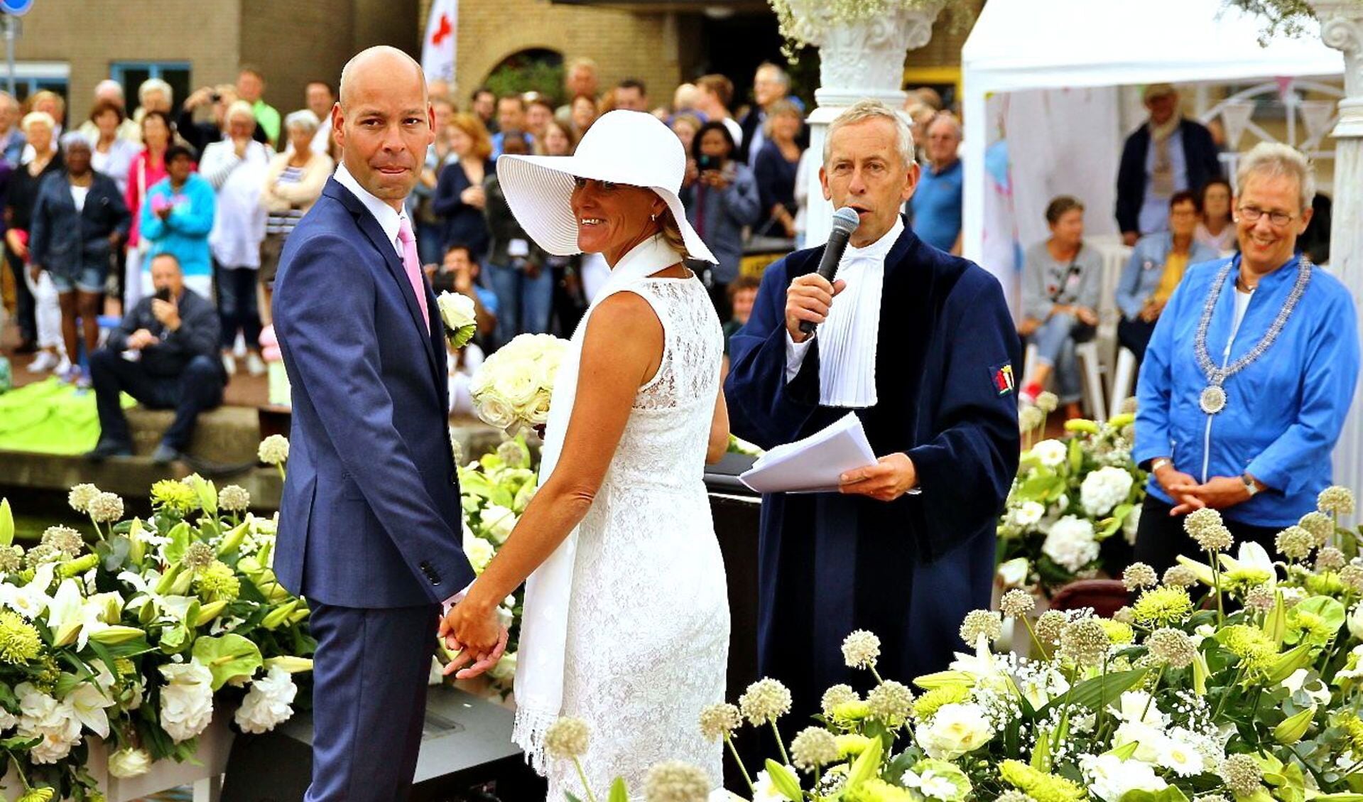 Tijdens het Varend Corso werden vier huwelijken voltrokken. Hier gebeurt dat door Bruun van der Steuijt en wethouder Alette Hekker. 