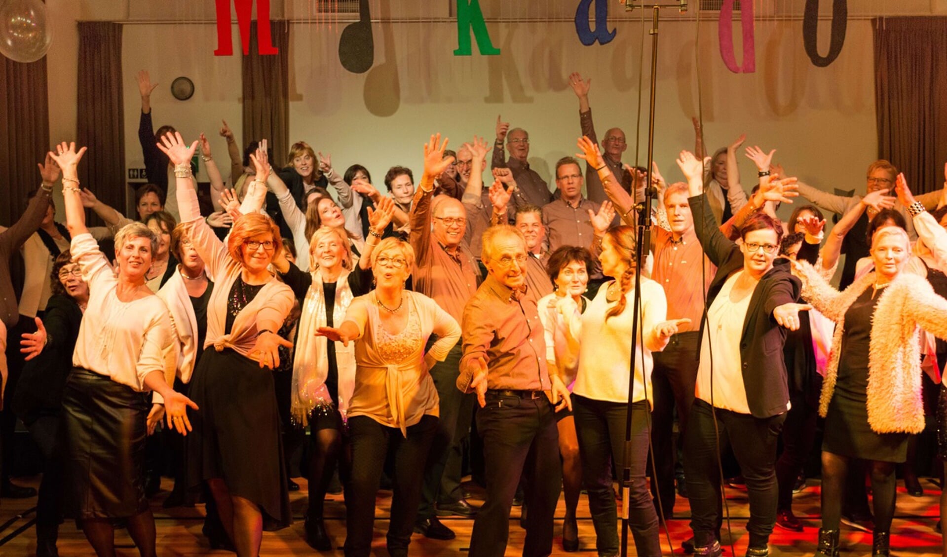 Popkoor Mikado tijdens het jubileumconcert bij Studio Oosterman in Aarlanderveen. (foto: Dirk Barnhoorn)