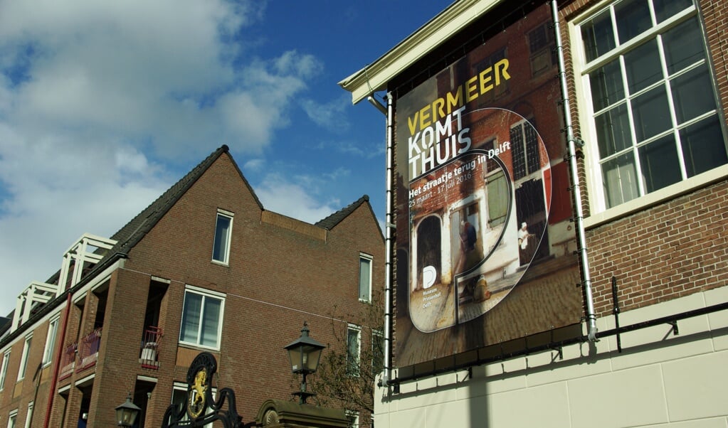 Eén van de door RODI verzorgde doeken waarop de tentoonstelling 'Vermeer komt thuis' wordt aangekondigd. 