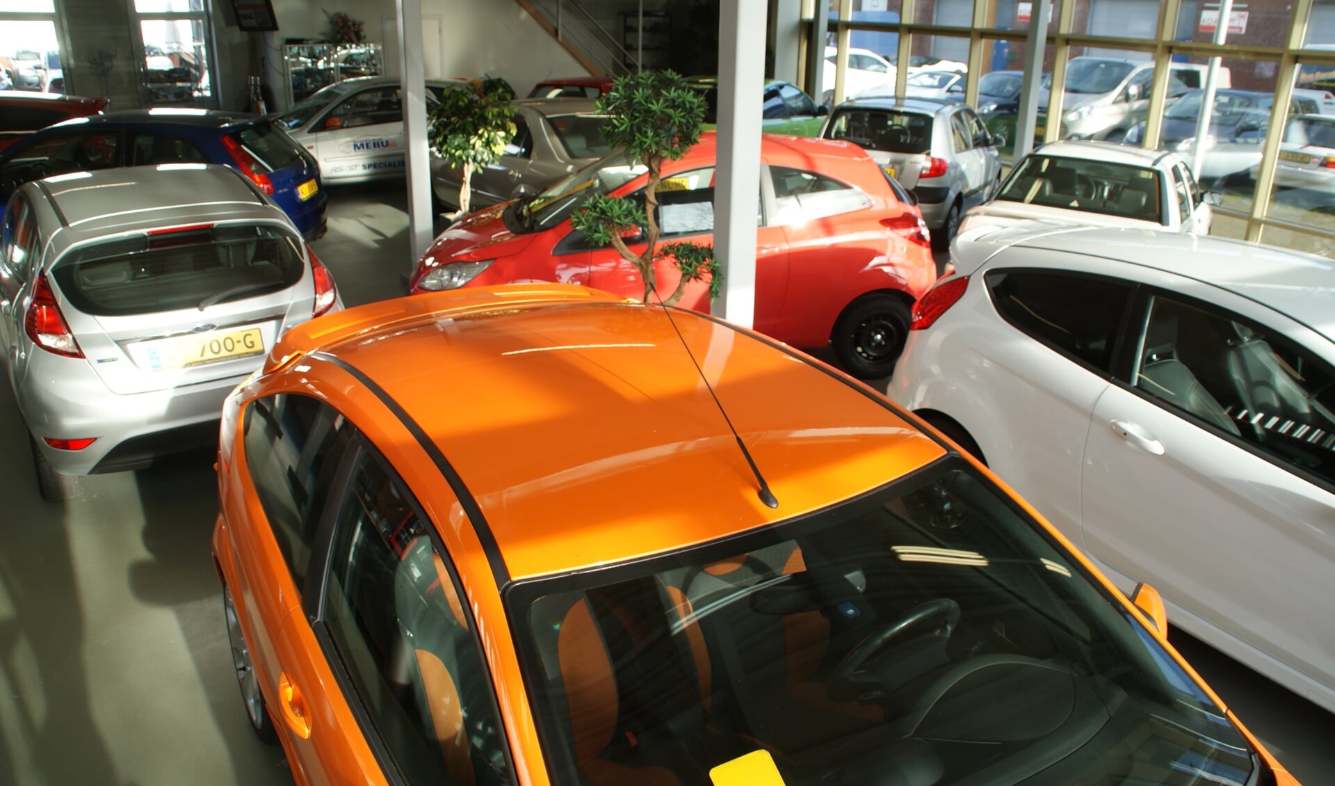 Een showroom vol jong gebruikte auto's bij Autobedrijf Mebu.
