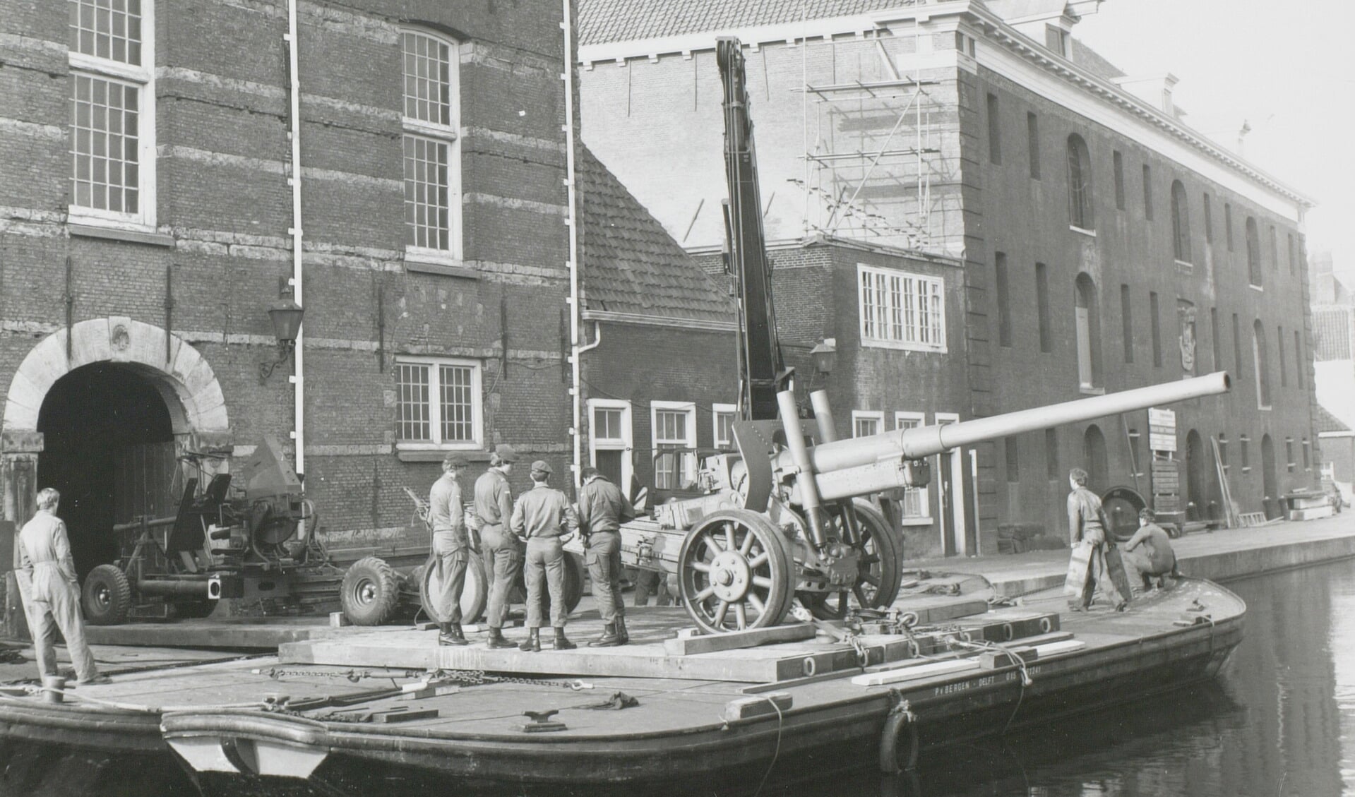 In 1983 arriveert nieuw wapentuig uit Leiden om in het naar Delft verhuisde Legermuseum tentoongesteld te worden. (foto: Ton Kerklaan, Archief Delft)