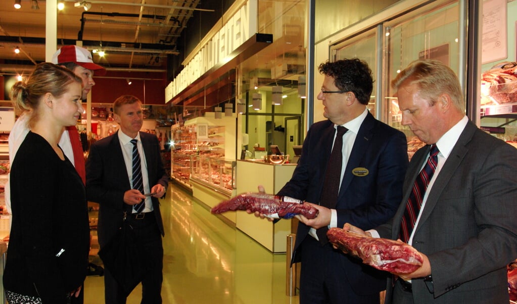 Todd McClay (rechts) inspecteert een stuk vlees, Frans Kieftenbeld volgt zijn voorbeeld. Marloes Mos (links), de afdelingspecialist en een wijnvertegenwoordiger kijken toe. (foto: Jesper Neeleman) 