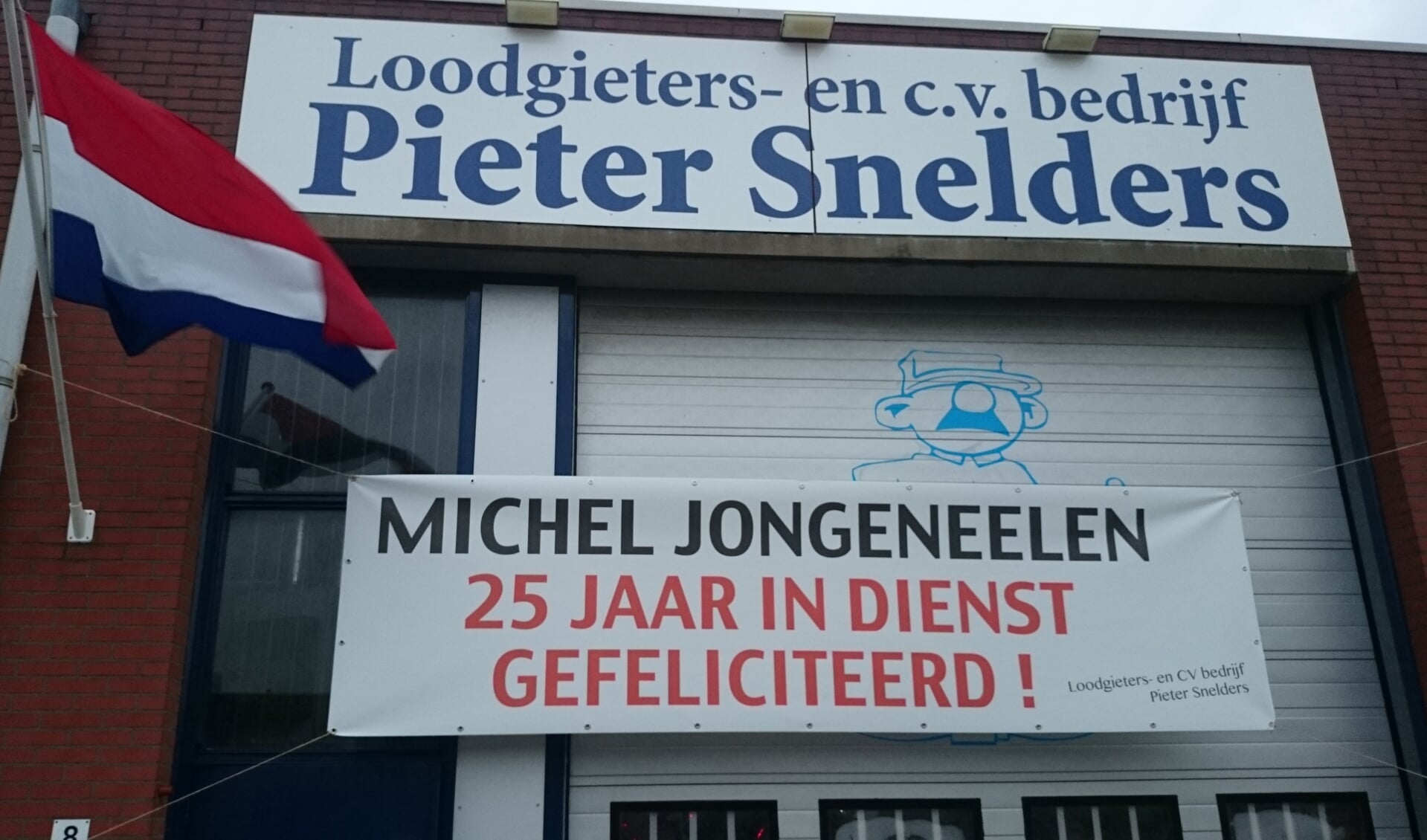 Het spandoek ter gelegenheid van het 25-jarig jubileum van Michel Jongeneelen bij Loodgieters- en CV-bedrijf Pieter Snelders.