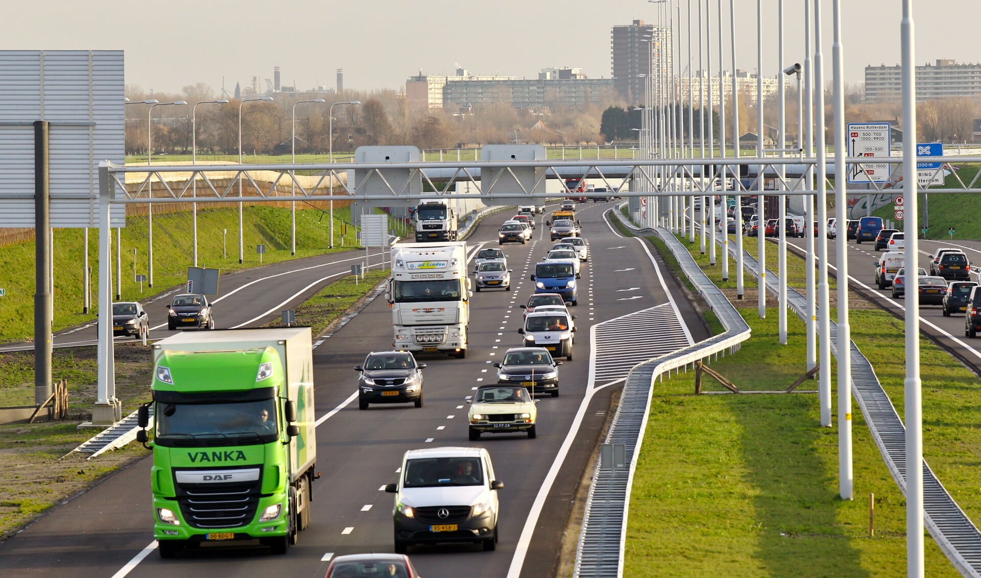 Het is donderdagmiddag druk op de nieuwe A4 tussen Delft en Schiedam. Volgend weekend wordt de gloednieuwe weg echter al in beide richtingen afgesloten. Daarna volgen nog vier weekenden waarin de weg dichtgaat. (foto: Koos Bommelé)