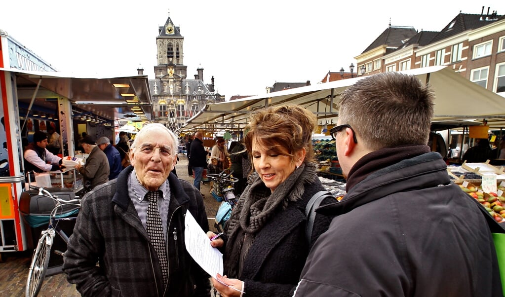 Frans Verbeek en Carla van Trigt waren donderdag op de Markt om de eerste driehonderd handtekeningen in te zamelen. (foto: Koos Bommelé)
