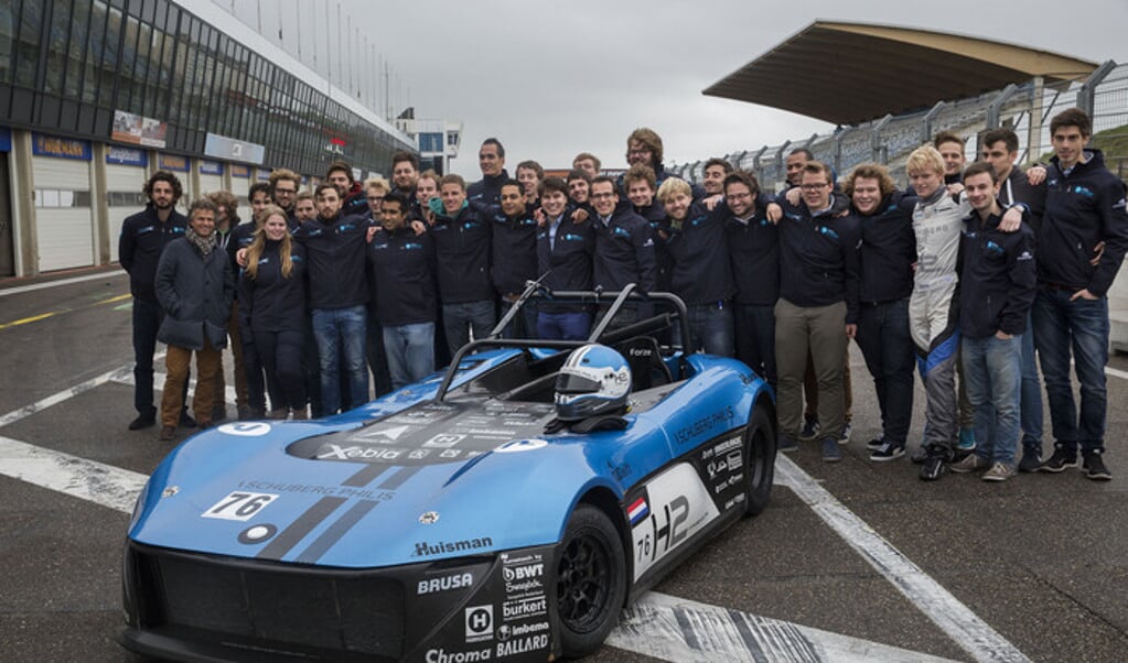 Forze, het waterstofraceteam van de TU Delft, met hun zeer technologische wagen. 