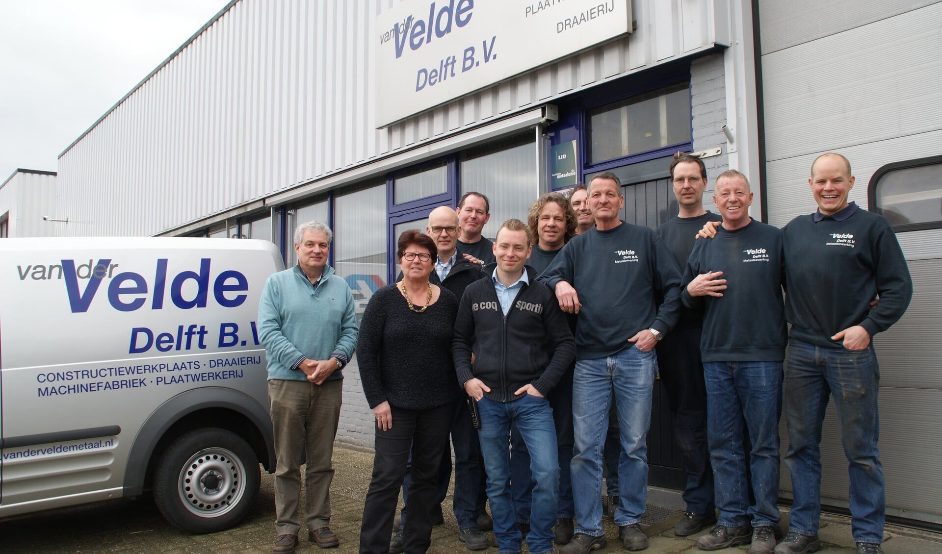 Het voltallige personeel van Van der Velde Metaal, met uiterst links de oude eigenaar Adri van der Velde en in het midden Ronald Wiegel.