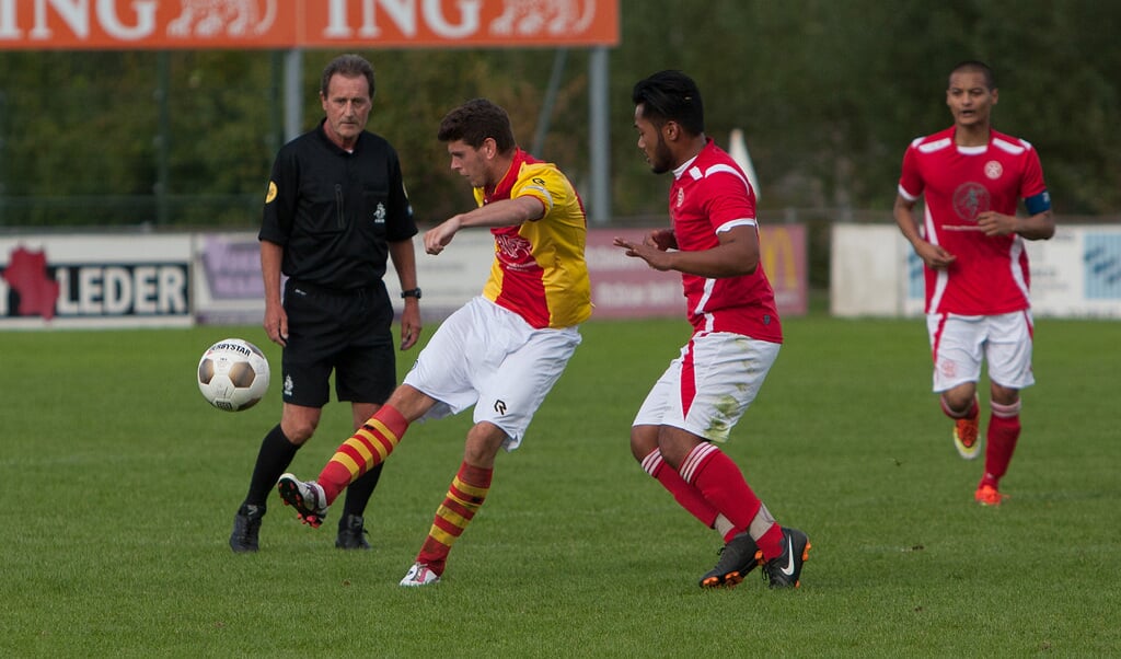 Barry Derwort (links) geeft de lange pass.