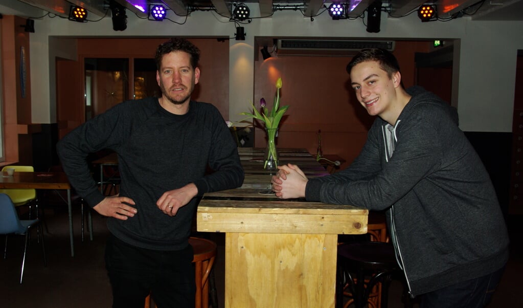 Cas Marks (links) en Connor Boshuijer (rechts) kijken uit naar de komende tien weken waarin Ciccionina live-muziek programmeert. 
