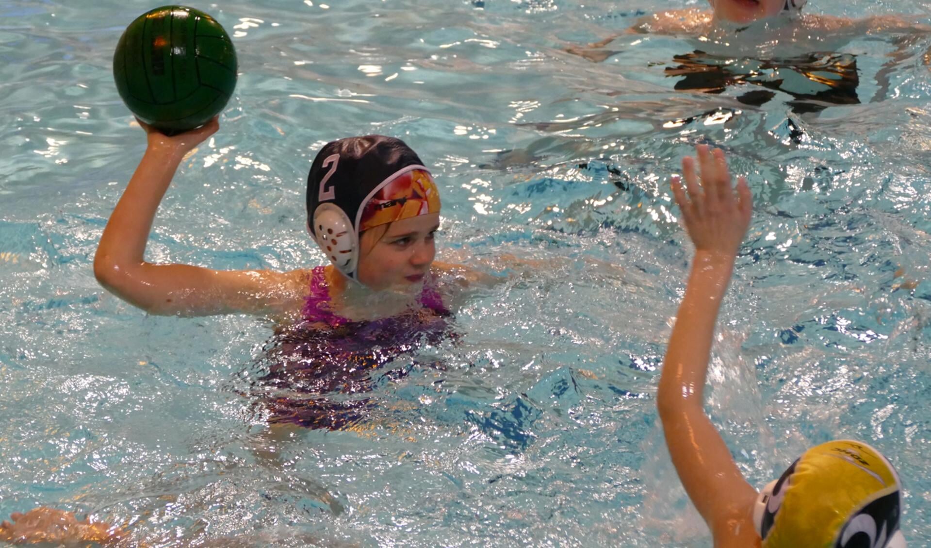 In Zwembad Kerkpolder zullen zondag zo'n tachtig kinderen strijden om toernooiwinst. (foto: Niek Weustink)