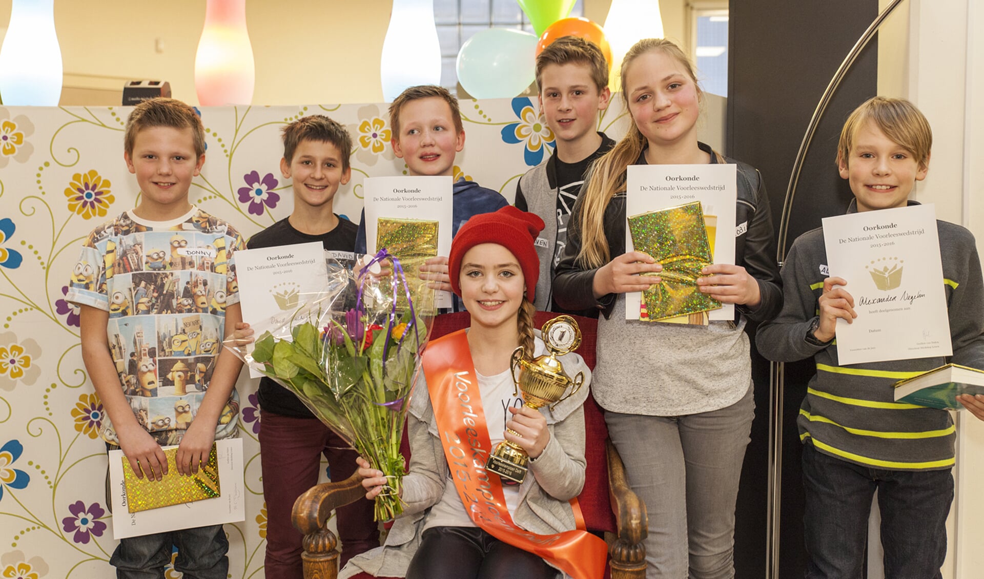 De finalisten van de Delftse voorleeswedstrijd, met centraal en vooraan Bobbi Smit. 