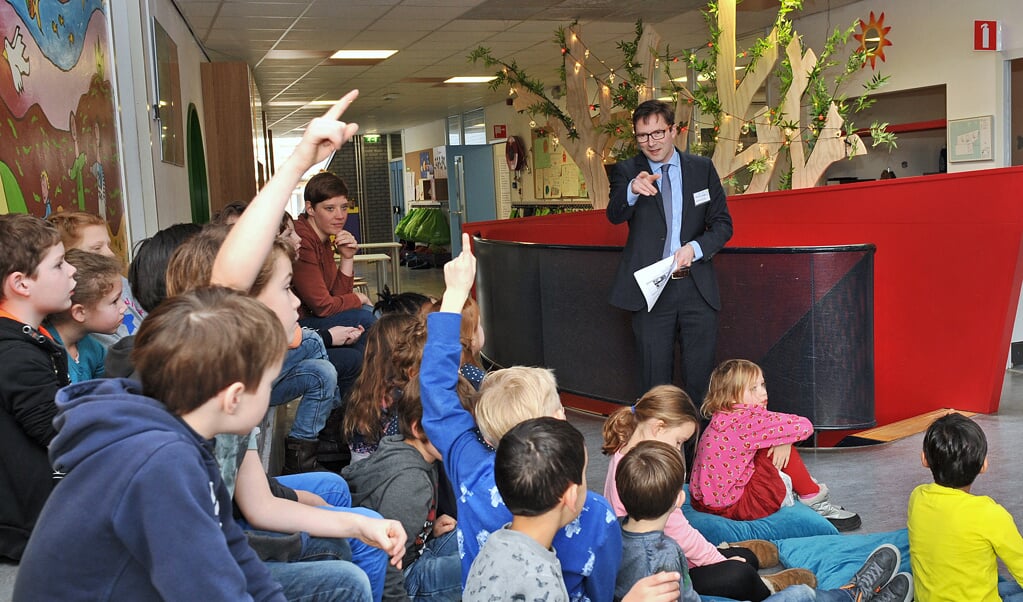 Wethouder Stephan Brandligt geeft de leerlingen les over duurzaamheid. (foto: Gemeente Delft)