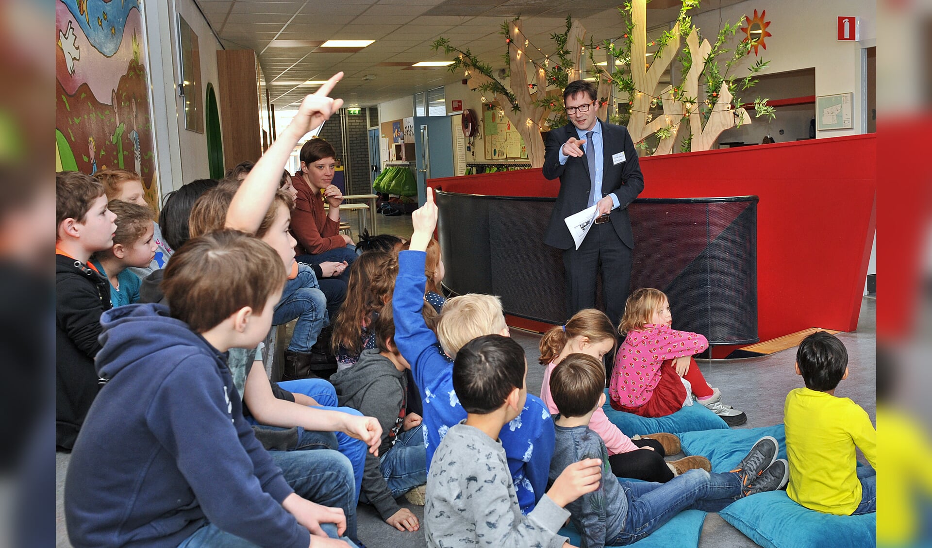 Wethouder Stephan Brandligt geeft de leerlingen les over duurzaamheid. (foto: Gemeente Delft)