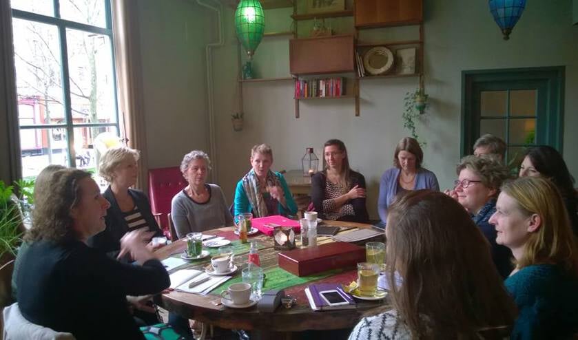 De vrouwen naar het idee van de Ridders van de Ronde Tafel bij elkaar.