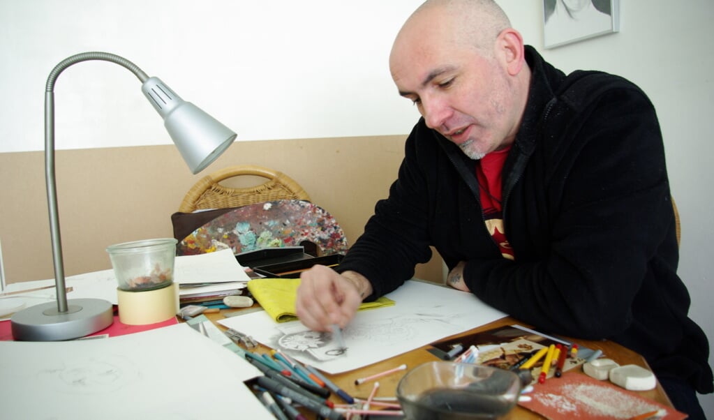 Marc Scherbateyev op de plek waar hij het meest in z’n element is: z’n tekentafel. (foto: Jesper Neeleman)