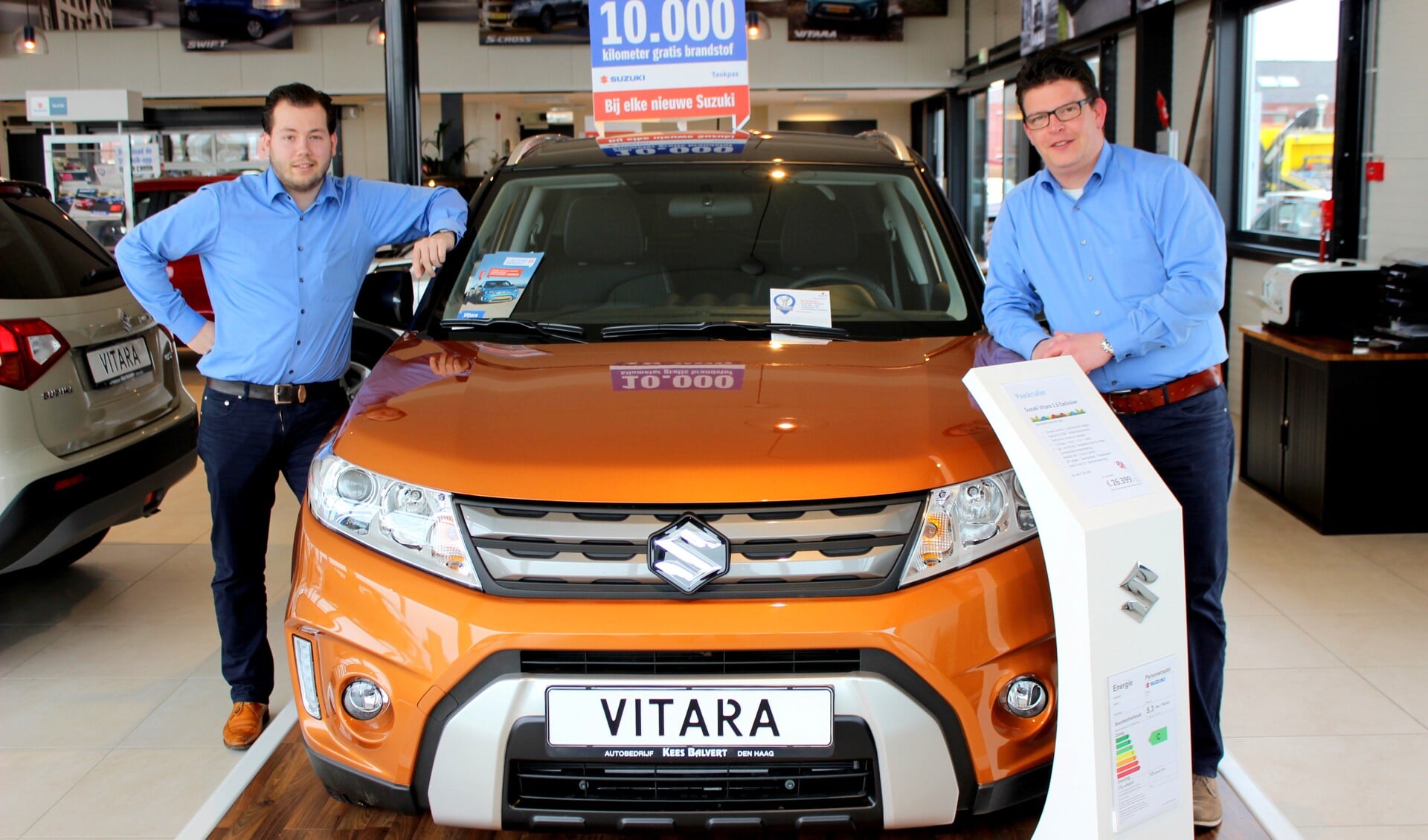 De verkoopadviseurs Wouter de Vos (rechts) en Jelle van der Vlugt bij de Suzuki Vitara.