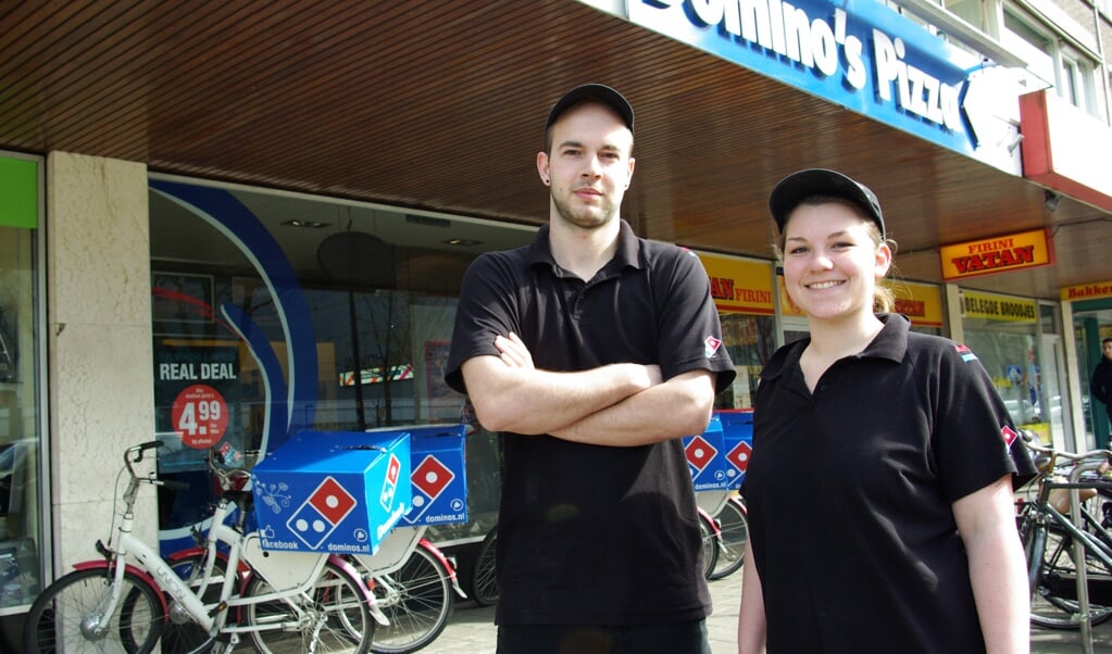 Tom van Noort en Elise van der Zanden van de vestiging van Domino's Pizza aan de Papsouwselaan. 