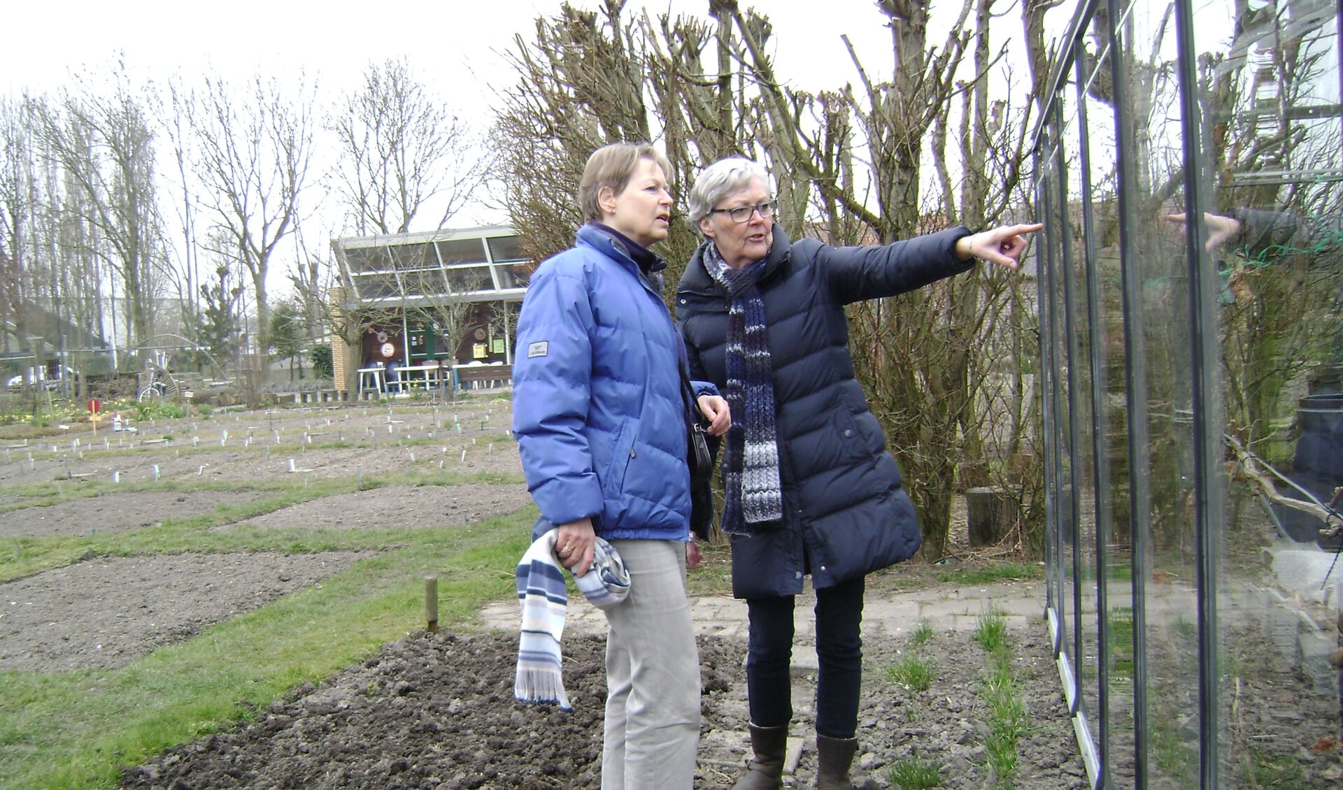 Djoke Winkler Prins (links) en Anneke Wolters bekijken de inhoud van een kas op het verder nog vrij lege complex van De Boterbloem, in Tanthof. (foto: Jesper Neeleman) 