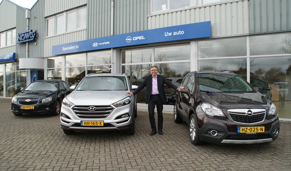 Directeur Sjef Kleyweg tussen drie top-occasions van Opel, Hyundai en Chevrolet.