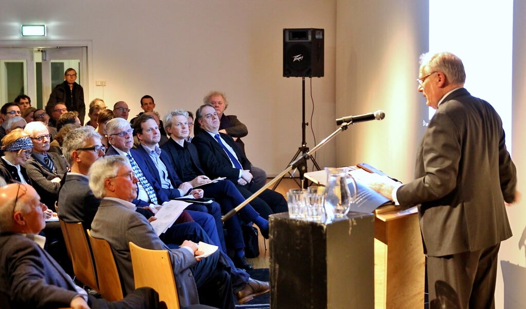 Wim Deetman (rechts) was woensdag in het Prinsenkwartier om over de bevindingen van de commissie Delft Herstelt in debat te gaan. Op de eerste rij onder meer nachtburgemeester Leo Quack en dagburgemeester Bas Verkerk. (foto: Koos Bommelé)