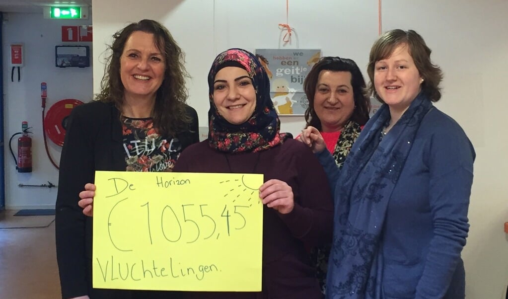De vrouwen zijn trots op de opbrengst van het vrouwenfeest, die wordt gedoneerd aan Vluchtelingenwerk Delft.