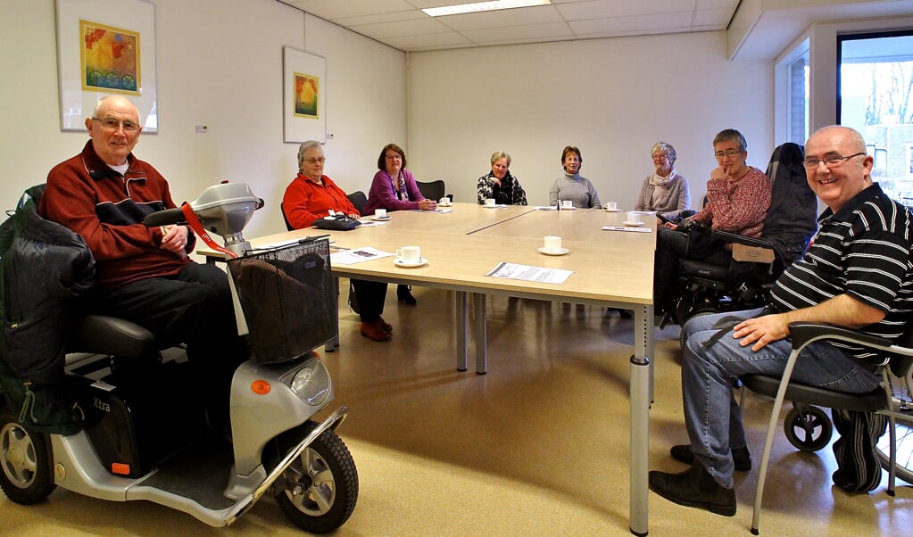 De leden van de Delftse MS-vereniging tijdens hun meest recente bijeenkomst, met als derde van links Corinne van den Berg. Als derde van rechts Carla, die als vrijwilliger de groep ondersteunt met koffie en thee en na afloop de yoga-oefeningen verzorgt.(foto: Koos Bommelé)