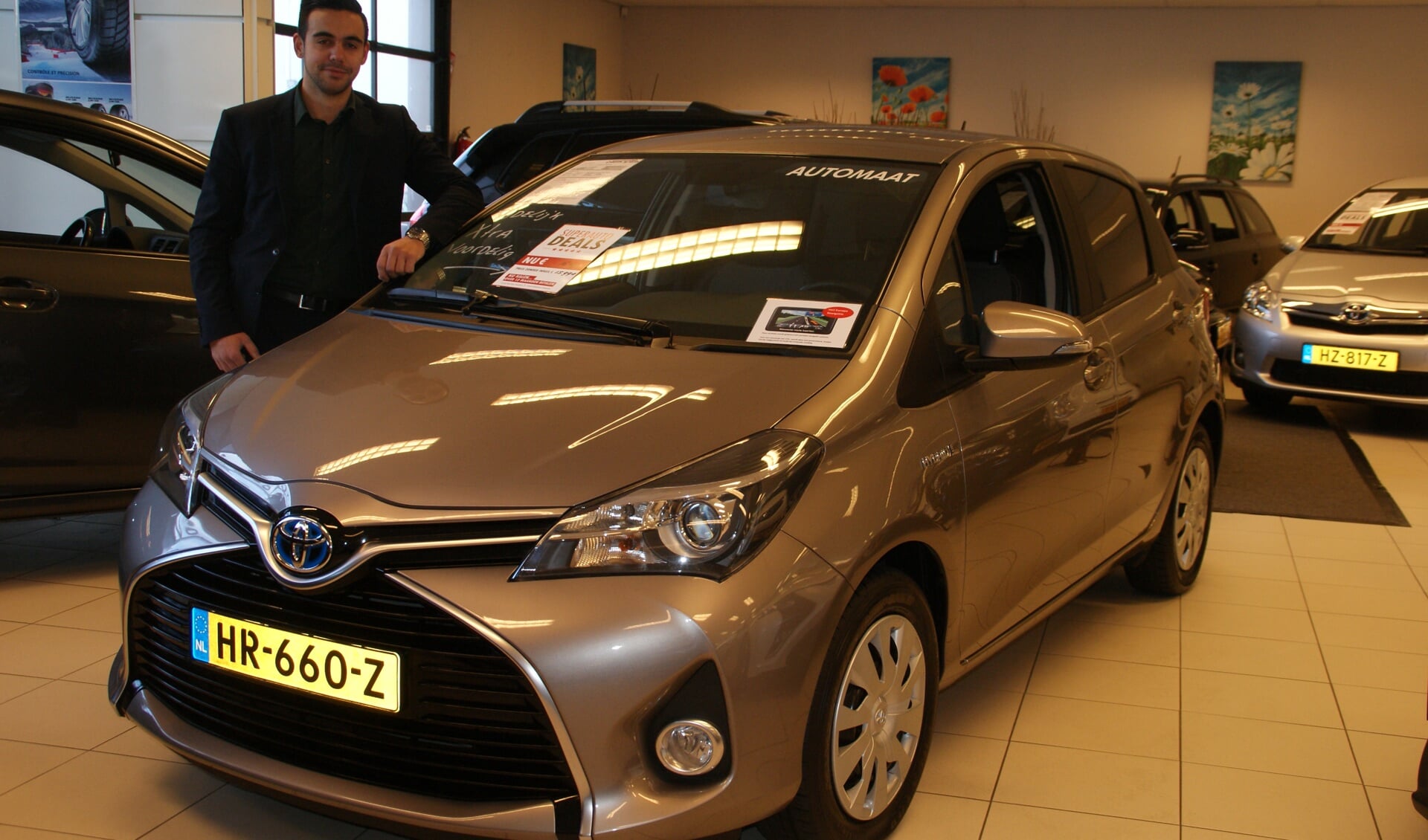 Verkoopmedewerker Mitchel Roos van Vakgarage DIGO bij de Toyota Yaris waar een Super-Auto-Deal voor geldt.
