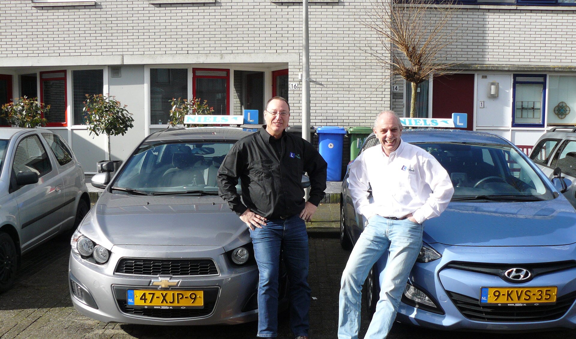 Leo en Henk van Verkeersschool Niels bij hun 'leslokalen'. (foto: Dennis van den Berg)