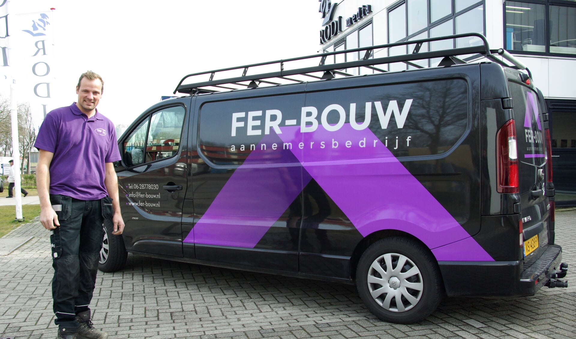 Ference de Koster van Fer-Bouw en de onlangs de RODI beletterde bedrijfsbus. 