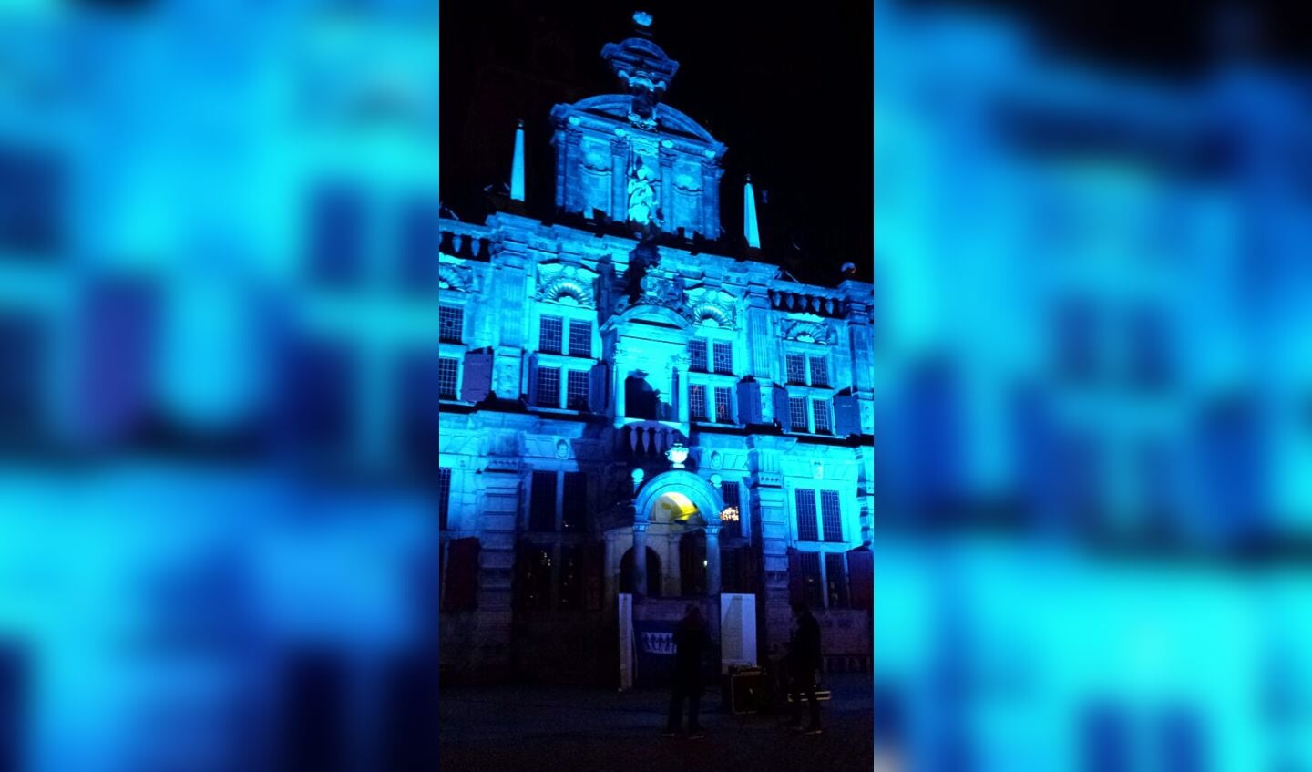 Het Raadhuis van Delft aangelicht in blauw, de kleur van de NVA. 