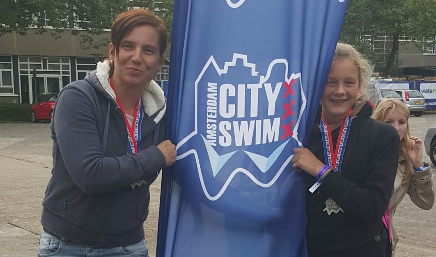 Moeder Petra van Roon en dochter Sanne van Roon doen ook dit jaar mee aan de ALS Cityswim. 