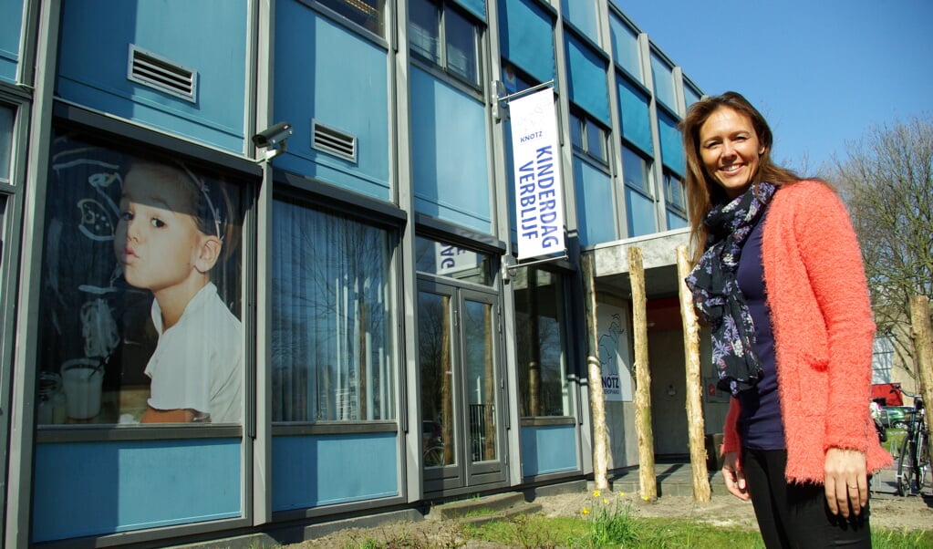 Sheila Blokhuijsen, locatiemanager van Villa Duimelot & Villa Knotz, met achter haar de gloednieuwe gevelreclame en banieren. 