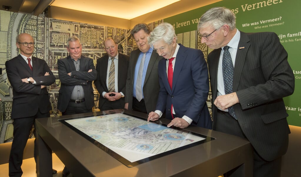 Christiaan Baljé, Herman Weyers, Ronald Plasterk en Wim van Leeuwen bekijken de nieuwe multitouch-tafel. (foto: Thijs Tuurenhout)